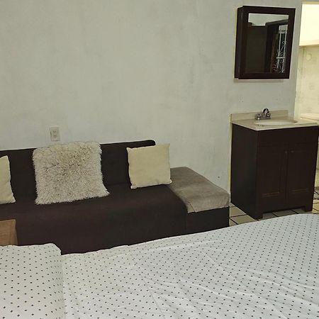 Habitación Vacacional N 1 Ecoposada de la 17 Cancún Exterior foto